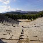 Graderías de piedra del Teatro de Epidauro, célebre por su acústica perfecta desde la Grecia clásica