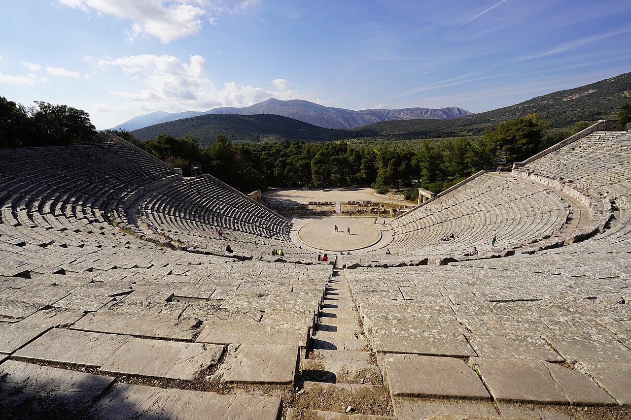 Acústica perfecta en las graderías de piedra del Teatro Antiguo de Epidauro