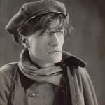 Retrato de estudio en blanco y negro del dramaturgo y poeta frances Antonin Artaud en 1926