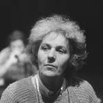 Retrato de la destacada directora de teatro Ariane Mnouchkine durante una conferencia de prensa