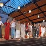 Ariane Mnouchkine junto a los actores y actrices del Theatre du Soleil agradeciendo al publico en el escenario de la Cartoucherie