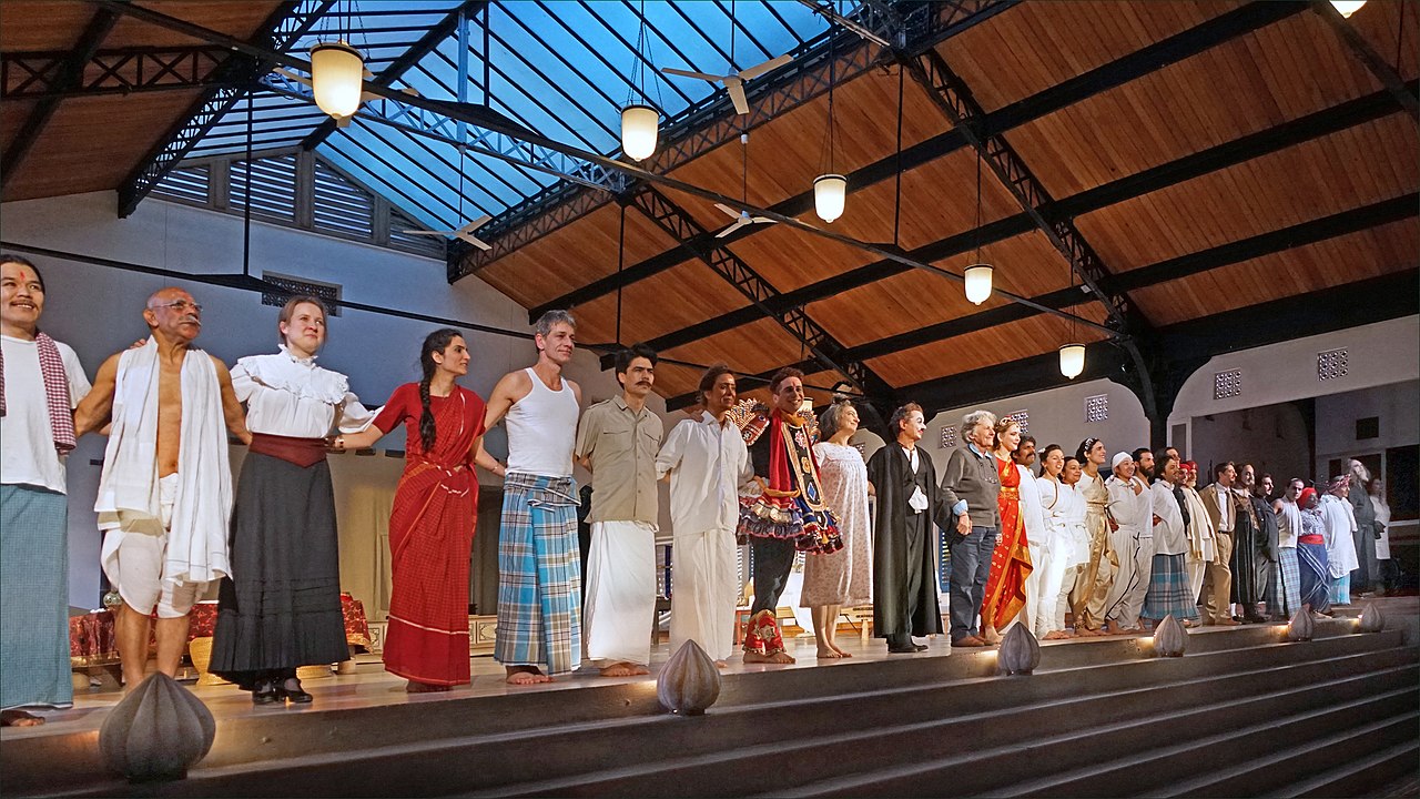 Ariane Mnouchkine y los actores del Theatre du Soleil saludando al publico en la Cartoucherie
