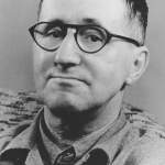 Retrato fotográfico oficial en blanco y negro del escritor y director de teatro alemán Bertolt Brecht en 1954