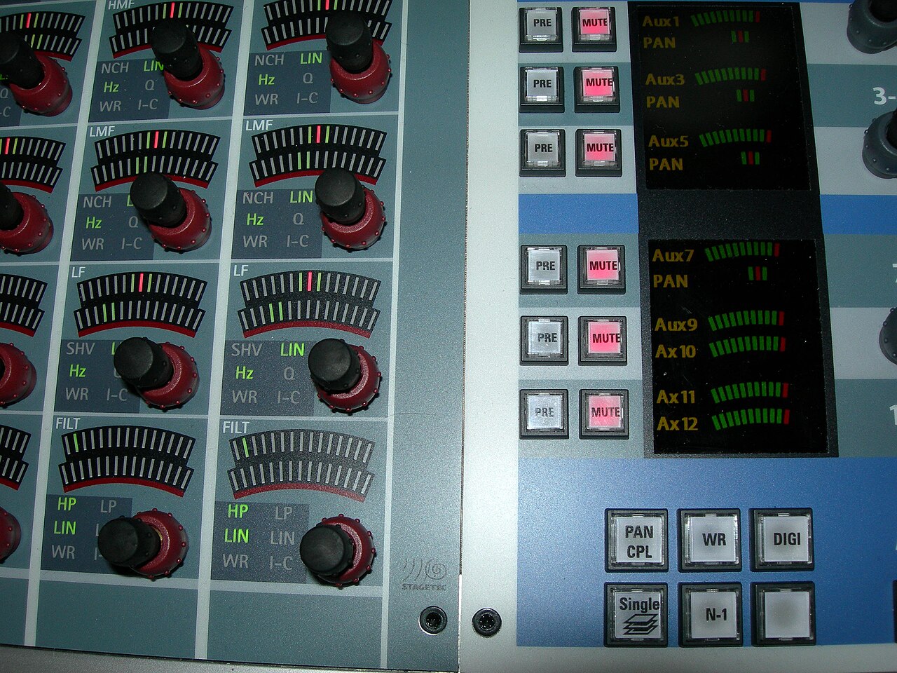 Consola de mezcla de sonido digital Stagetec Aurus en cabina de control teatral