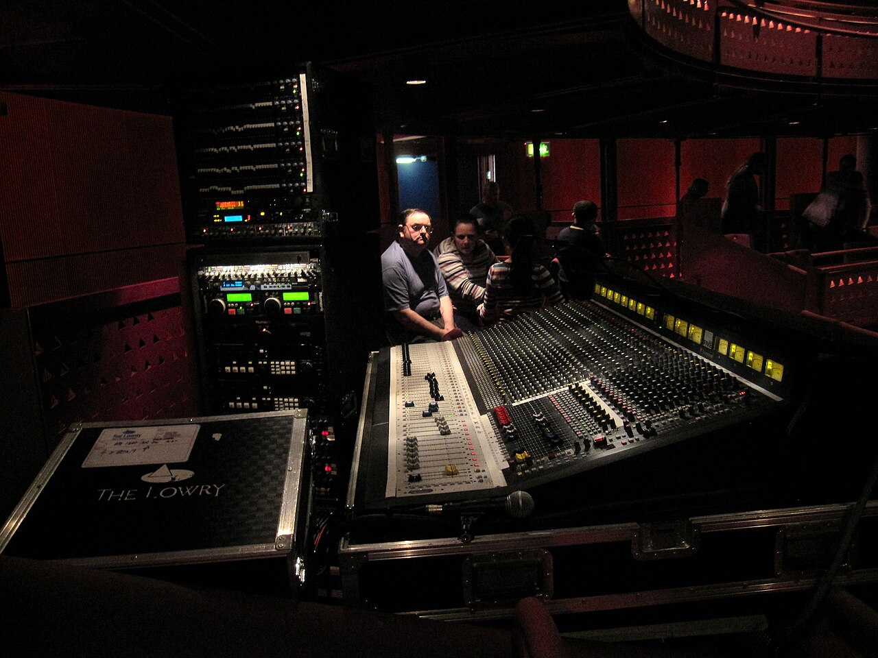 Consola analógica Soundcraft de mezcla de sonido en la cabina de un teatro