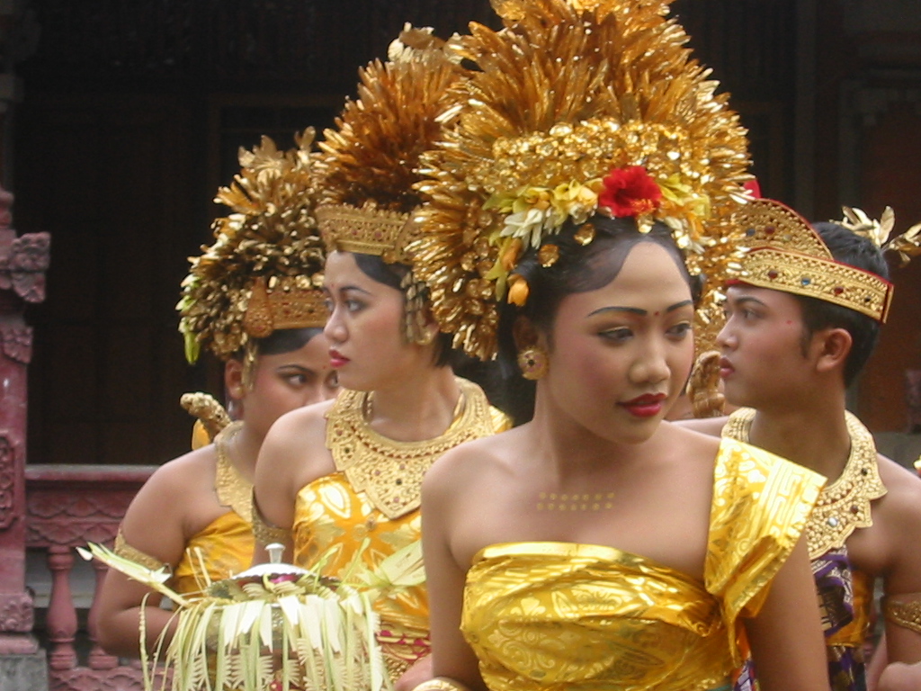 Danzarinas tradicionales de Bali realizando gestos precisos de manos y cuerpo