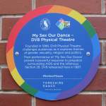 Placa conmemorativa de arcoiris dedicada a la fundacion de la compañia DV8 Physical Theatre en Londres