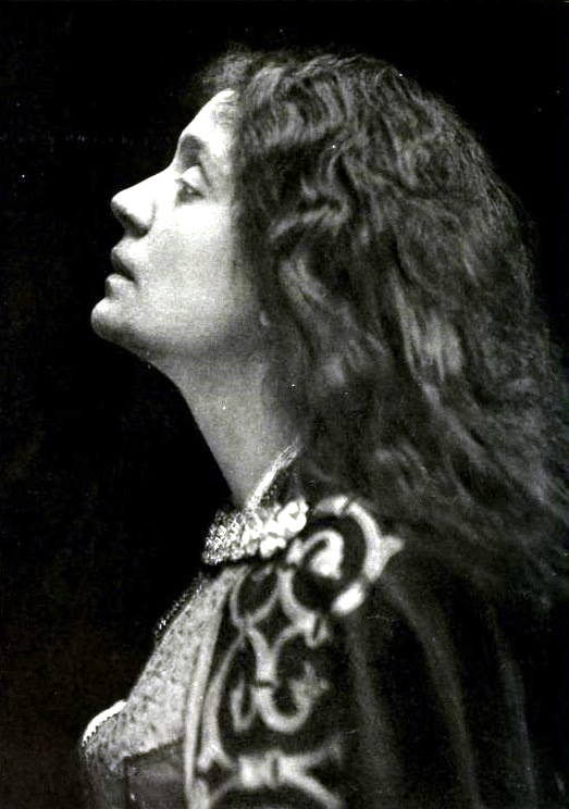 Retrato fotográfico de la actriz italiana Eleonora Duse expresando gran emoción interpretativa