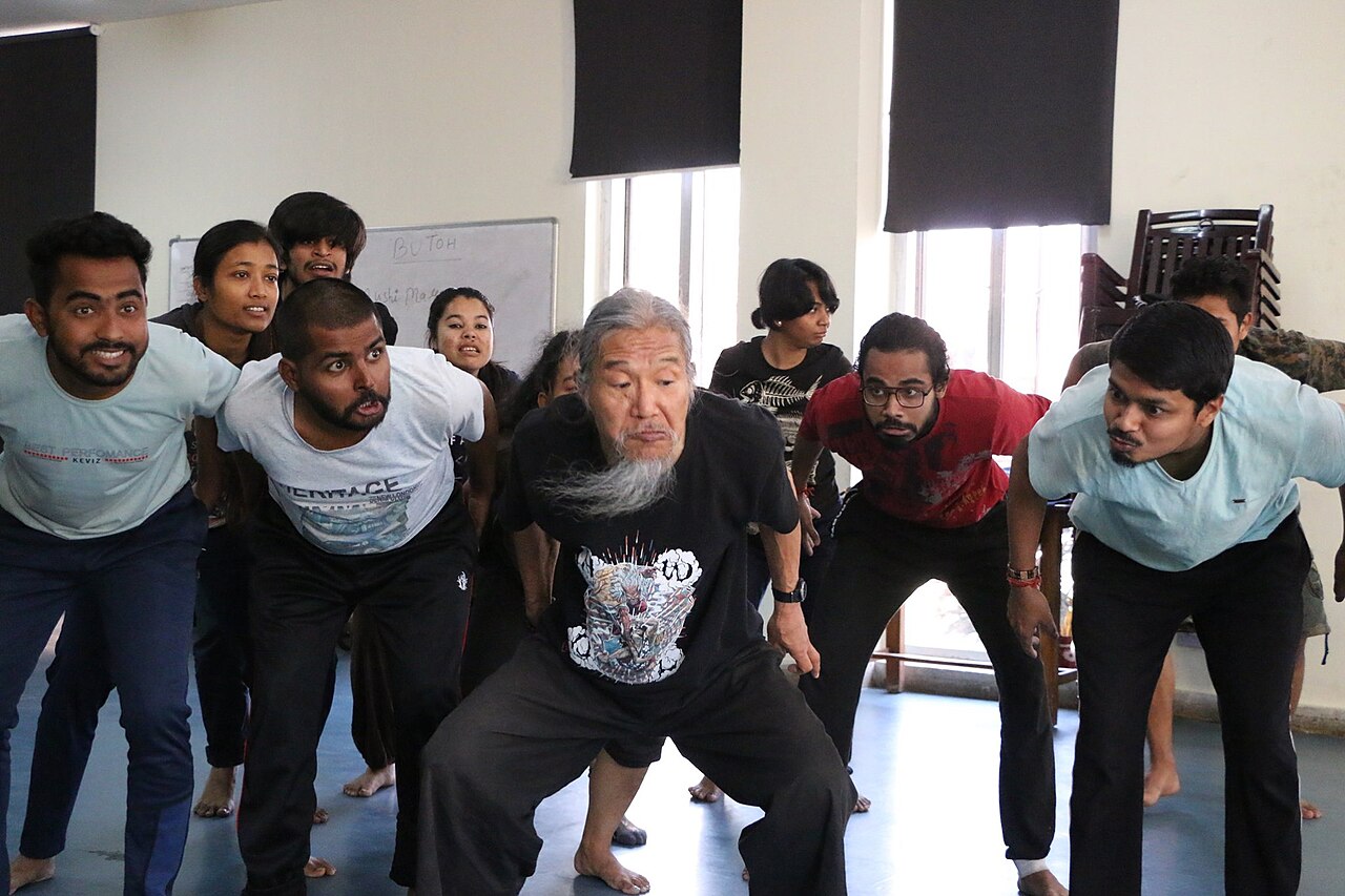 Estudiantes de actuación y danza en un taller práctico de entrenamiento corporal inspirado en el Butoh