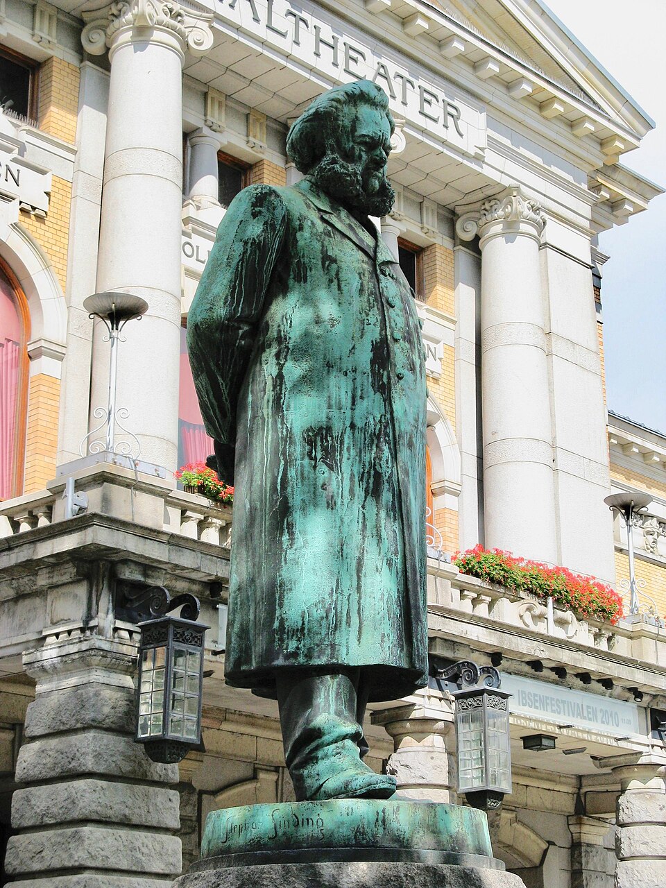 Estatua de bronce de Henrik Ibsen frente al Teatro Nacional en Oslo