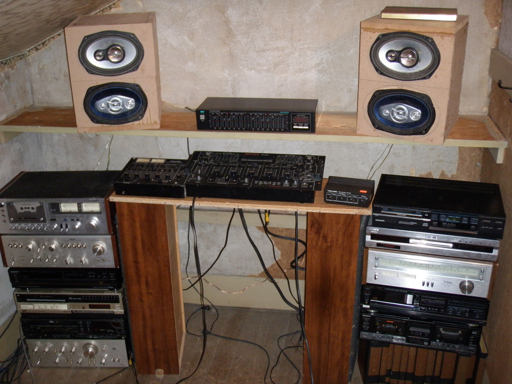 Estudio casero configurado para grabación de video y sonido profesional