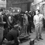 Cámara de cine clásica filmando en un set de rodaje histórico en blanco y negro