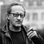 Fotografía en blanco y negro del dramaturgo Heiner Müller fumando un puro