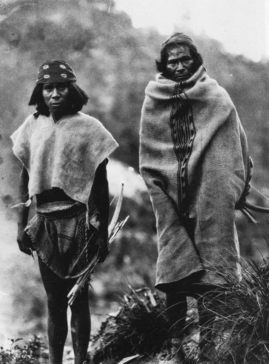 Personas de la etnia raramuri o tarahumara en su entorno de la sierra