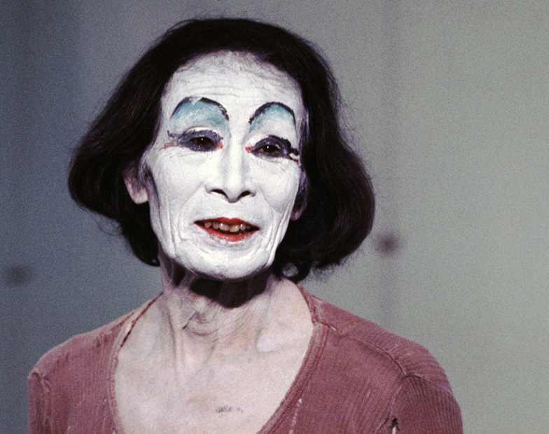Retrato del maestro de danza Butoh Kazuo Ohno con maquillaje blanco y expresión dramática