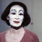 Retrato de Kazuo Ohno con maquillaje blanco tipico de la danza Butoh y expresividad corporal