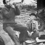 Anthony Quinn como Zampano y Giulietta Masina como Gelsomina en su moto carro en una escena de La Strada