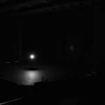 Una tradicional luz fantasma encendida en el centro de un escenario teatral vacío