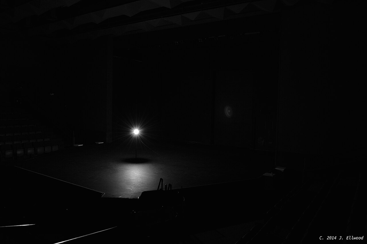 Luz fantasma o Ghost Light en medio de un escenario vacío