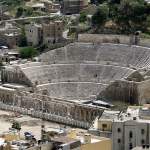 Estructura monumental y graderías de piedra del antiguo teatro romano de Amán