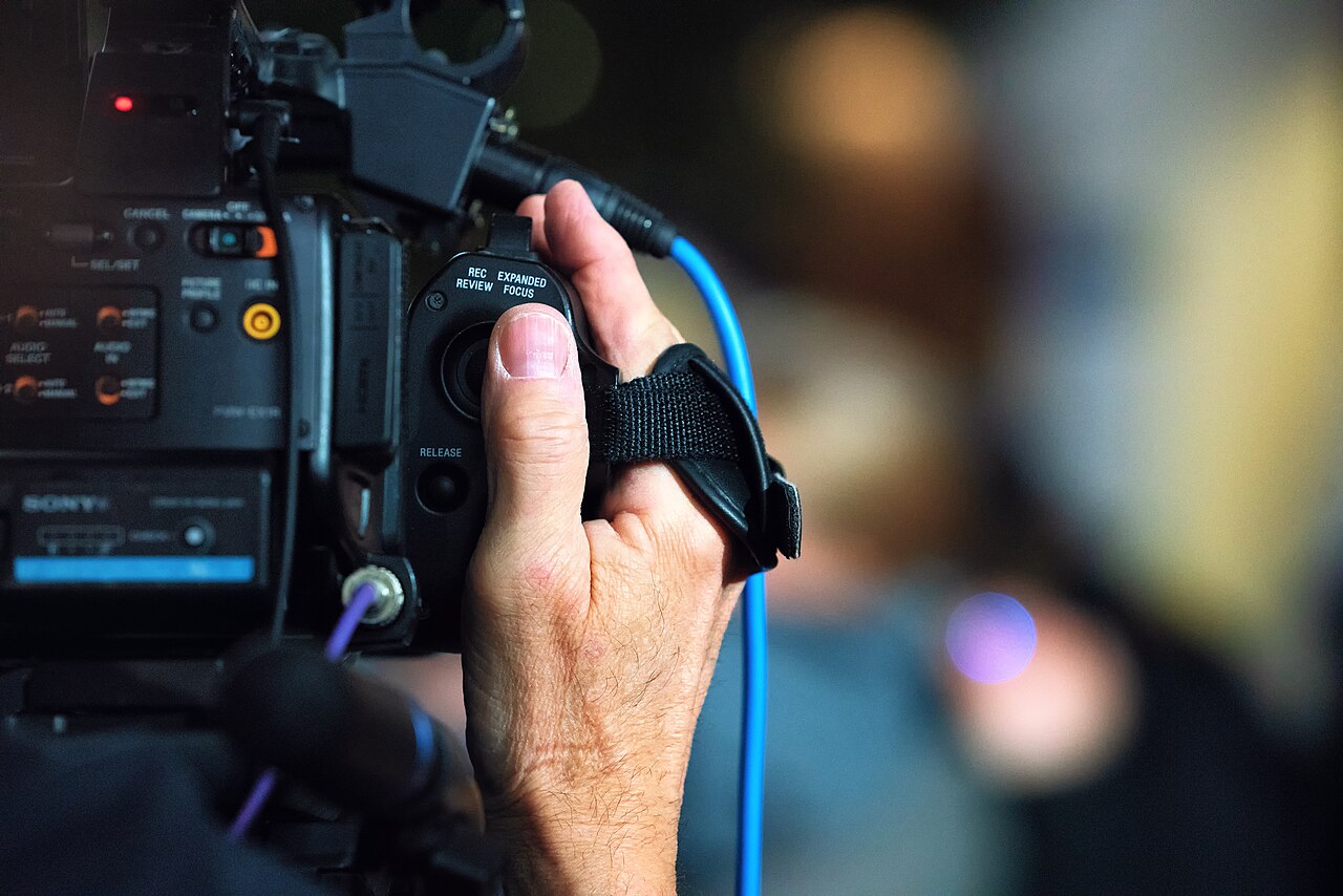Profesional operando una cámara digital de cine moderna