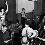 Orson Welles dirigiendo un ensayo de radio-teatro con su compañía Mercury Theatre en 1938