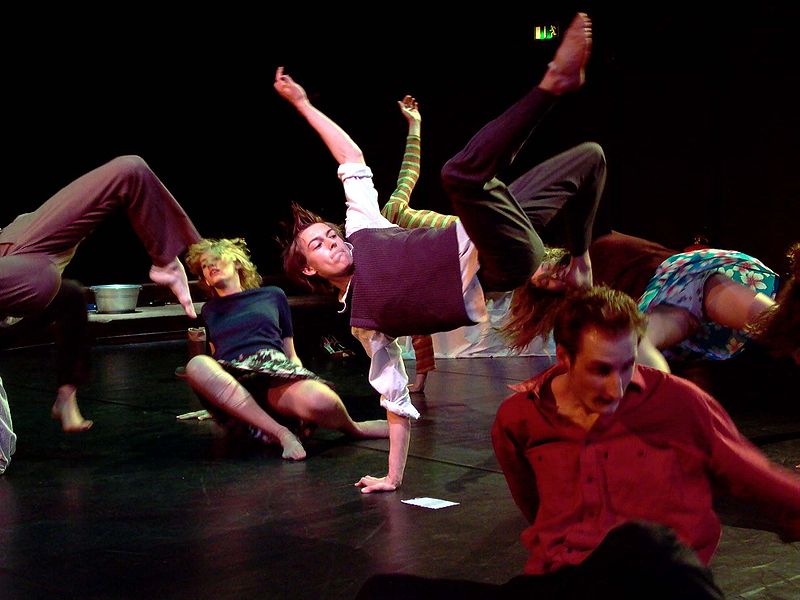 Un escenario teatral listo para la improvisación física y el juego dramático