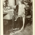 Retrato de la legendaria actriz Sarah Bernhardt preparándose en su camerino de teatro para encarnar un personaje