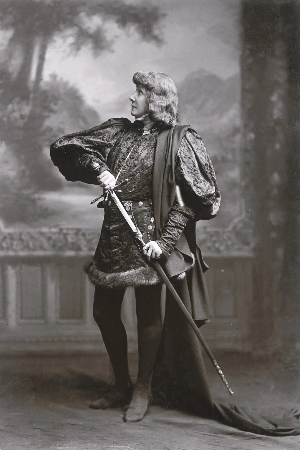 Retrato clásico de la actriz Sarah Bernhardt interpretando a Hamlet en escena en 1899