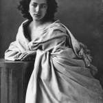 Retrato fotográfico clásico en sepia de la actriz francesa Sarah Bernhardt por el fotógrafo Félix Nadar