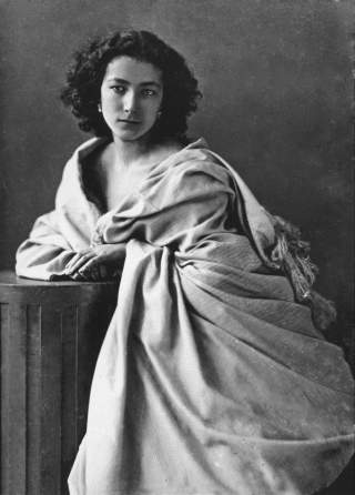 La diva en el galpón: El paso de Sarah Bernhardt por Iquique y el origen de su Teatro Municipal