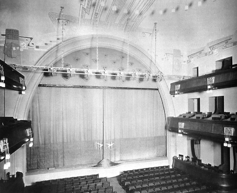 Fachada del Teatro de Arte de Moscú, diseñada por Fyodor Schechtel en 1902