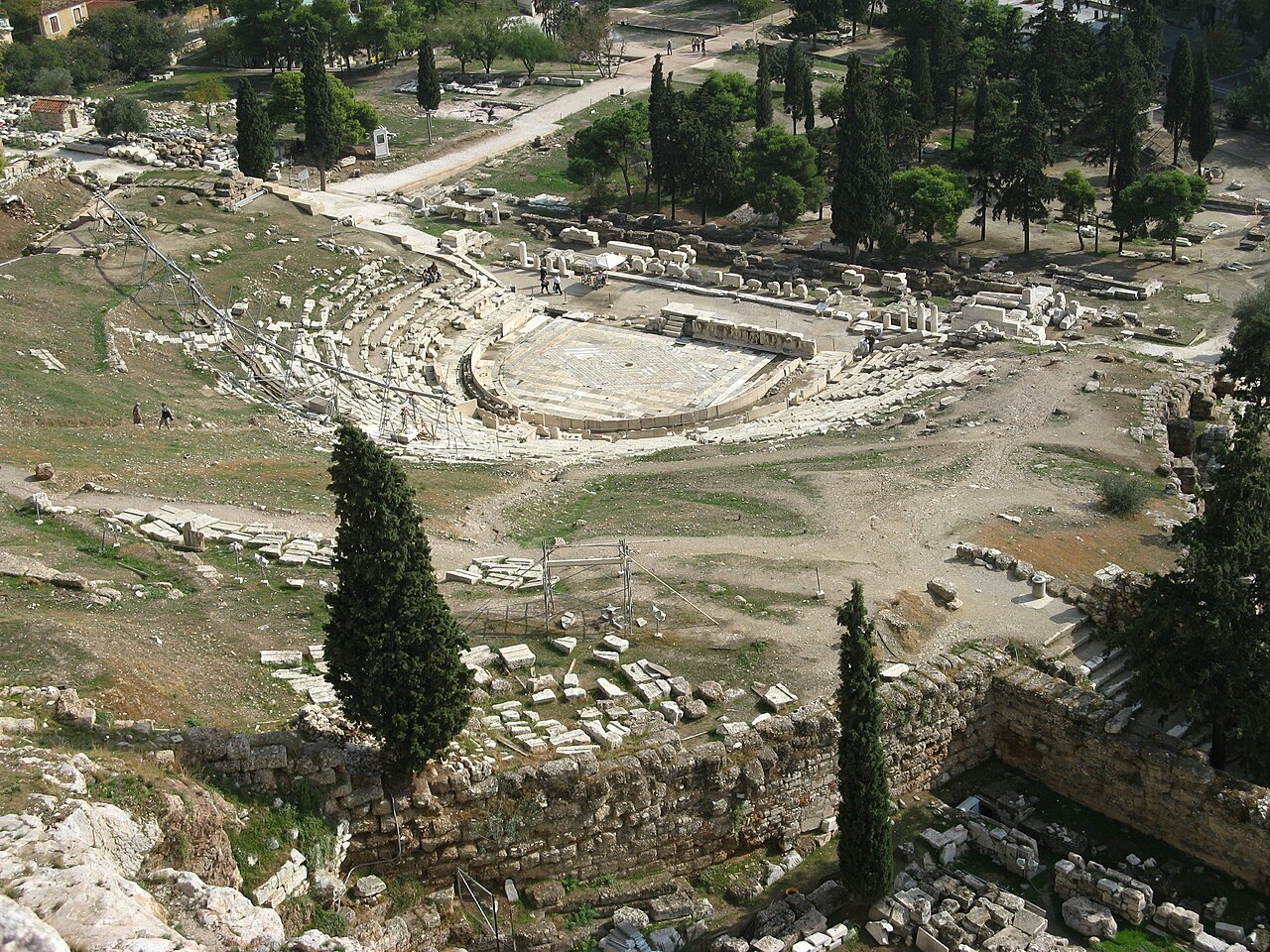 Ruinas del histórico Teatro de Dioniso en la Acrópolis de Atenas, origen del théatron griego