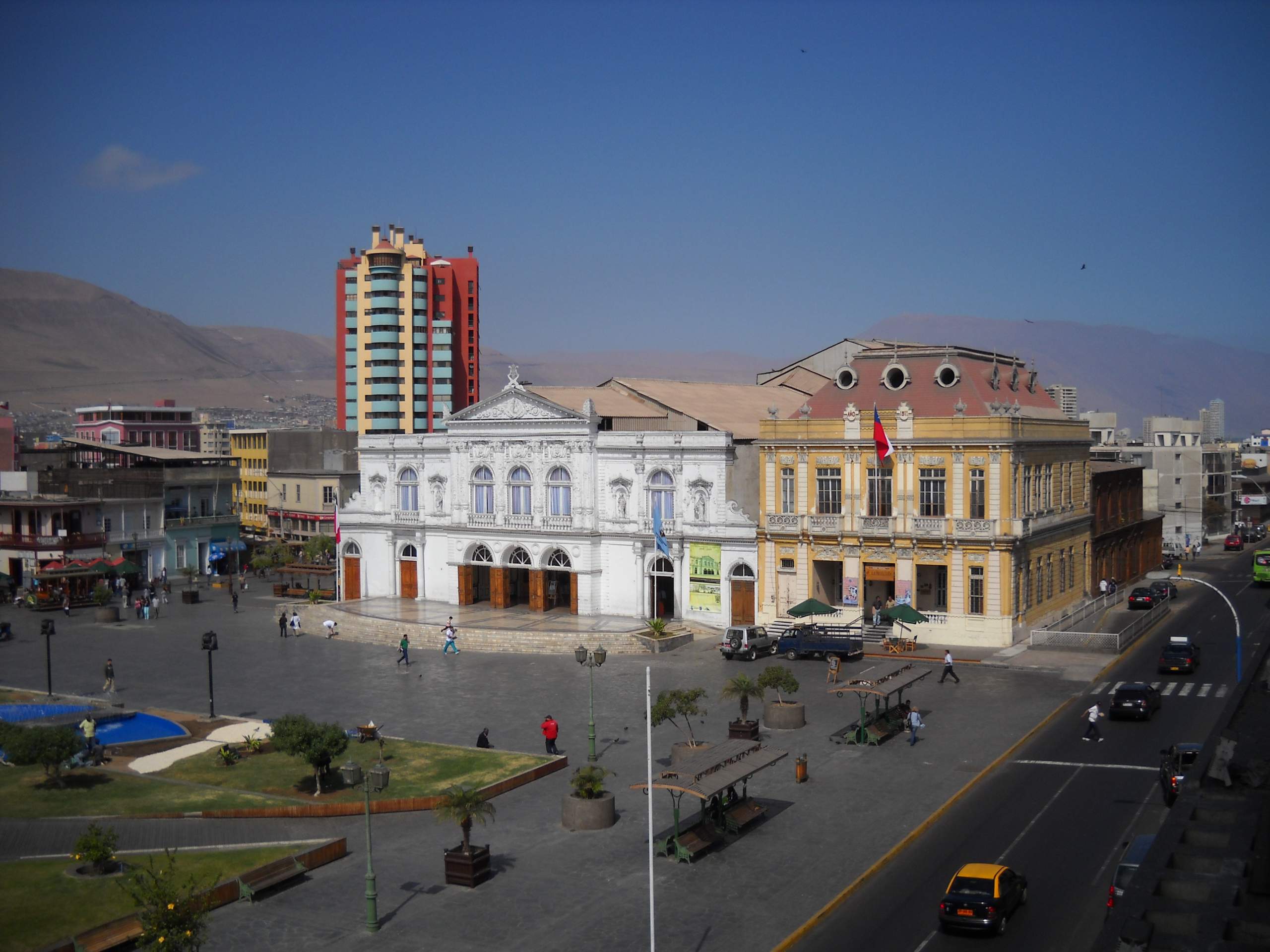 Fachada exterior del Teatro Municipal de Iquique edificado en pino oregón