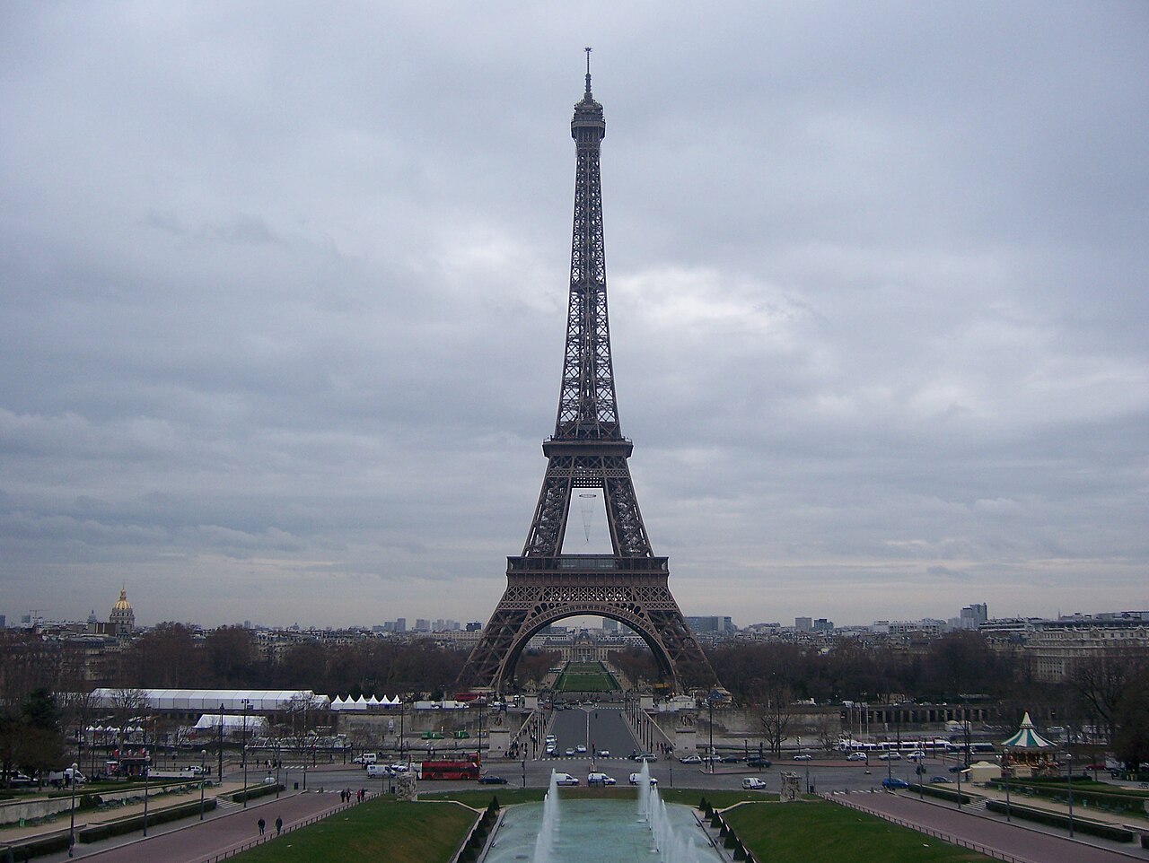 Vista clásica de la Torre Eiffel en París desde la plaza del Trocadero